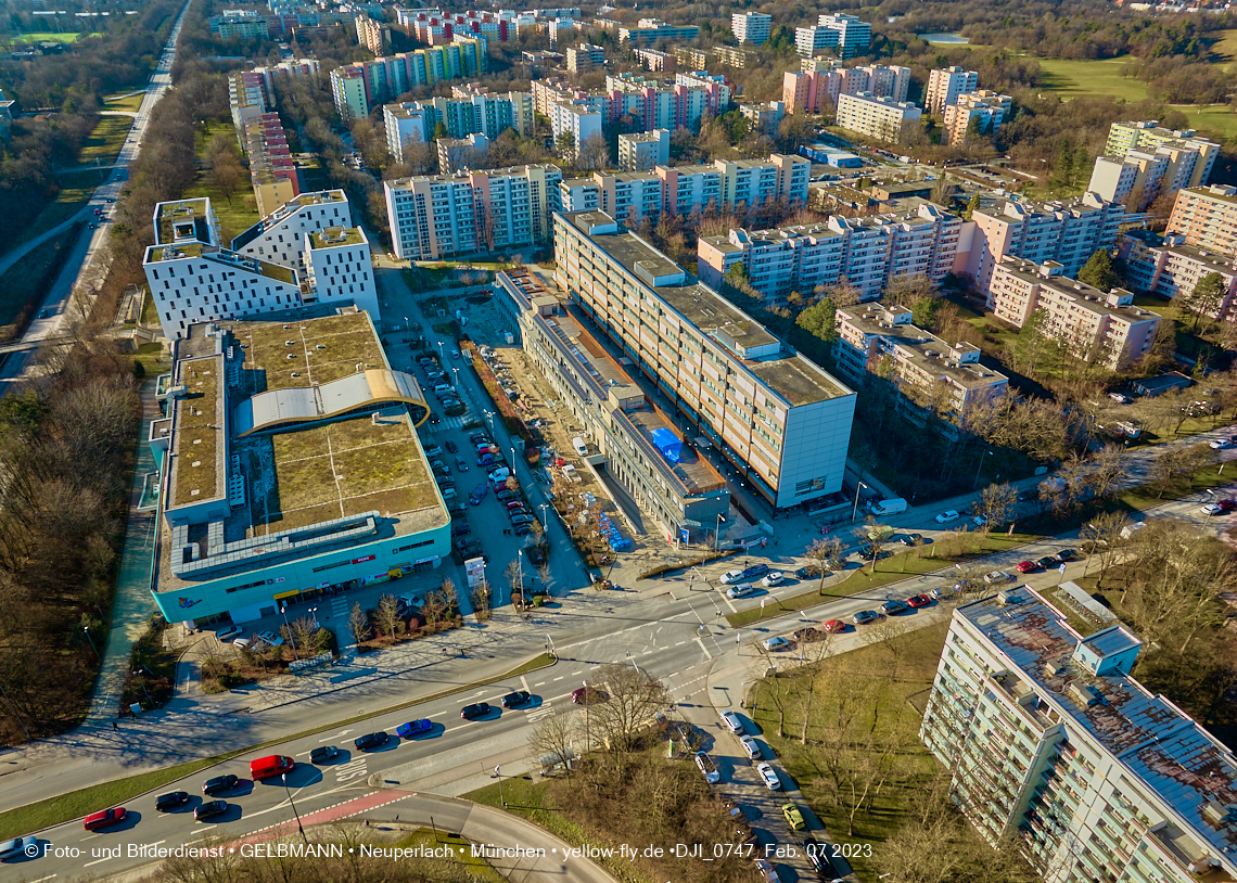 07.02.2023 - Luftbilder von der Montessori Schule im Plettzentrum Neuperlach